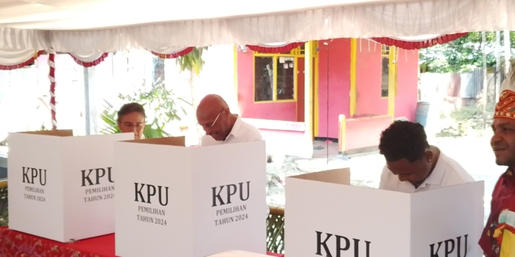 Didampingi Sang Istri, Cagub BTM Coblos di TPS 04 Kelurahan Wahno Jayapura, Target Kemenangan 65 Persen