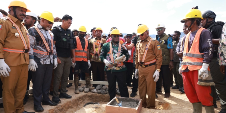 Gubernur Papua Tengah Resmi Melakukan Peletakan Batu Pertama Pembangunan Ques House di Kabupaten Puncak