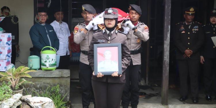 Gugur Dalam Tugas Pengamanan PSU Pilkada Papua di Kepulauan Yapen, Ipda Ares Suranto Dimakamkan Secara Kedinasan