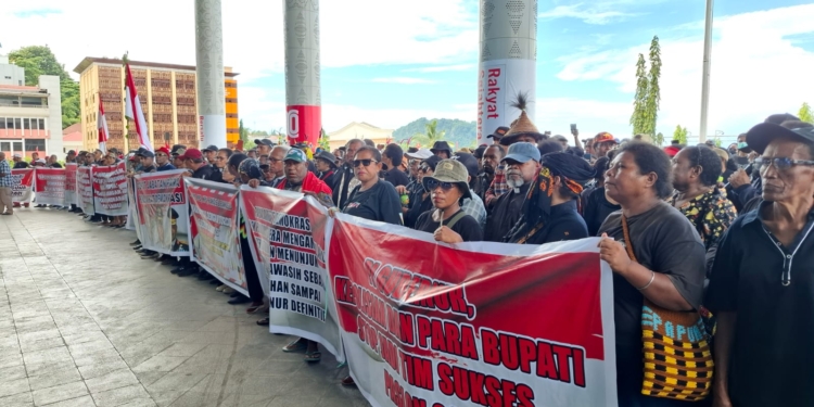 Diduga Pelaksanaan PSU Pilkada Papua Penuh Kecurangan, Ribuan Massa Melakukan Demo di Kantor Gubernur Papua
