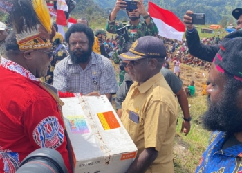 Salurkan Bantuan Bagi Para Pengungsi di Kabupaten Puncak, Gubernur Papua Tengah Ajak Masyarakat Pulang Kampung