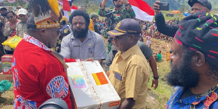 Salurkan Bantuan Bagi Para Pengungsi di Kabupaten Puncak, Gubernur Papua Tengah Ajak Masyarakat Pulang Kampung