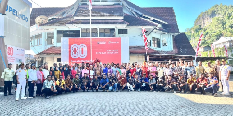 Pelindo Jayapura Peringati Hut RI Ke 80 Tahun 2025 Dengan Memakai Busana Adat Daerah