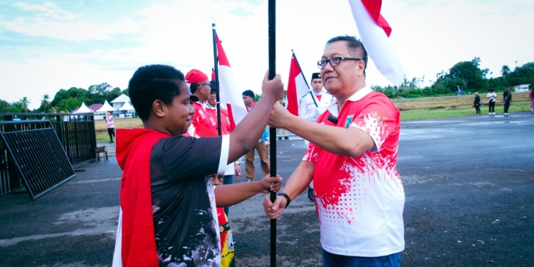 Sambut Hut RI Ke-80, Pemprov Papua Tengah Bagi 10 Juta Bendera Merah Putih