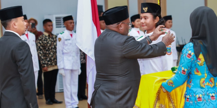 Gubernur Meki Nawipa Resmi Kukuhkan 40 Paskibraka Tingkat Provinsi Papua Tengah 2025