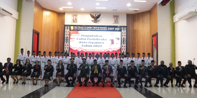 Wali Kota Kukuhkan Paskibraka Kota Jayapura Jelang 17 Agustus 2025, Ini Harapan Abisai Rollo