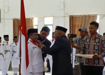 Bupati Elvis Tabuni Resmi Kukuhkan 44 Paskibraka Tingkat Kabupaten Puncak 2025
