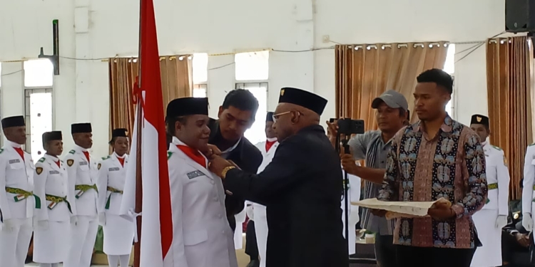 Bupati Elvis Tabuni Resmi Kukuhkan 44 Paskibraka Tingkat Kabupaten Puncak 2025