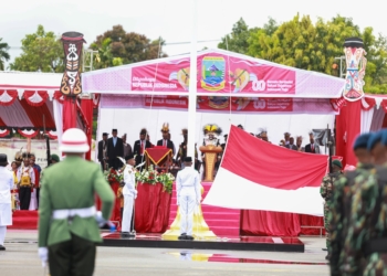 Tampil Beda Dengan Busana Adat, Gubernur Papua Tengah Meki Nawipa Pimpin Upacara HUT RI Ke-80