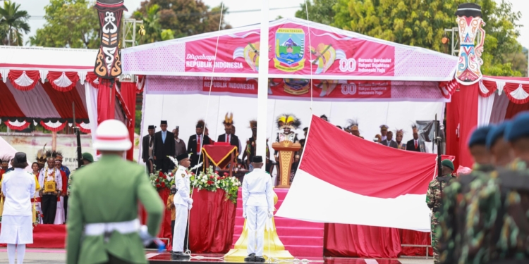 Tampil Beda Dengan Busana Adat, Gubernur Papua Tengah Meki Nawipa Pimpin Upacara HUT RI Ke-80