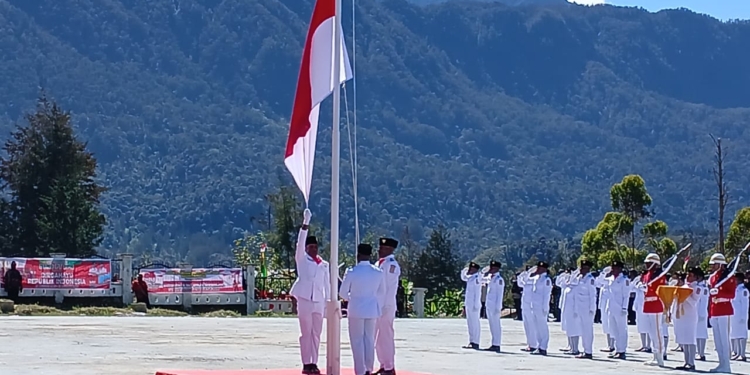 Upacara HUT RI Ke-80 di Kabupaten Puncak Aman dan Sukses, Bupati Elvis Tabuni Berikan Bantuan Uang Tunai ke 3 Sekolah Alkitab