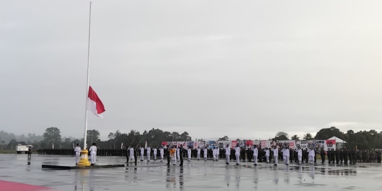 HUT RI Ke-80, Wakil Gubernur Deinas Geley Pimpim Upacara Penurunan Bendera Merah Putih