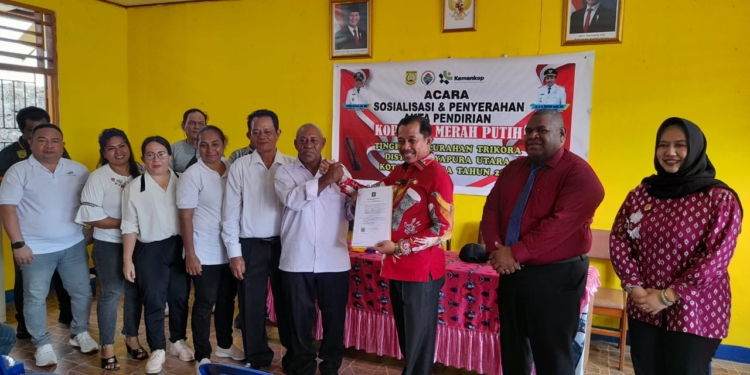 Wakil Wali Kota Jayapura Resmi Menyerahkan Akta Koperasi Merah Putih di Kelurahan Trikora