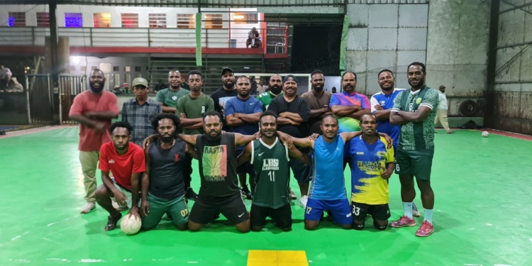 Wagub Papua Pegunungan Main Futsal Bareng Pemuda Wamena di Tengah Gerimis