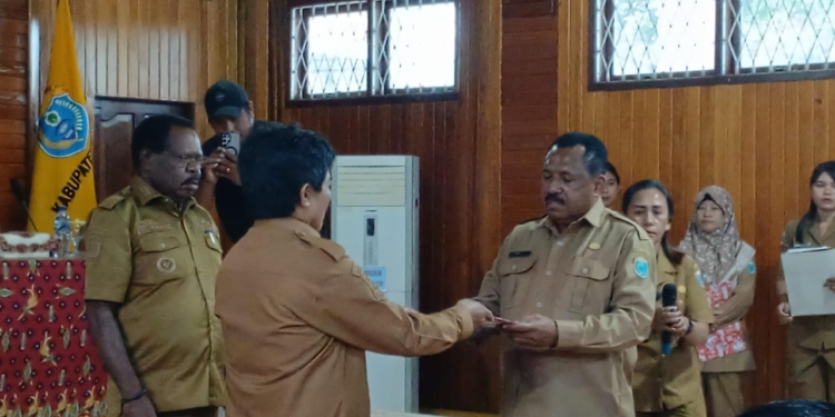 Pieter Erari Pensiun, Bupati Nabire Tunjuk Yulianus Pasang Jabat Plt Sekda Kabupaten Nabire