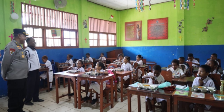 SPPG Polda Papua, Mulai Distribusi MBG Bagi Sejumlah Sekolah TK Paud Hingga SMA/K di Kota Jayapura