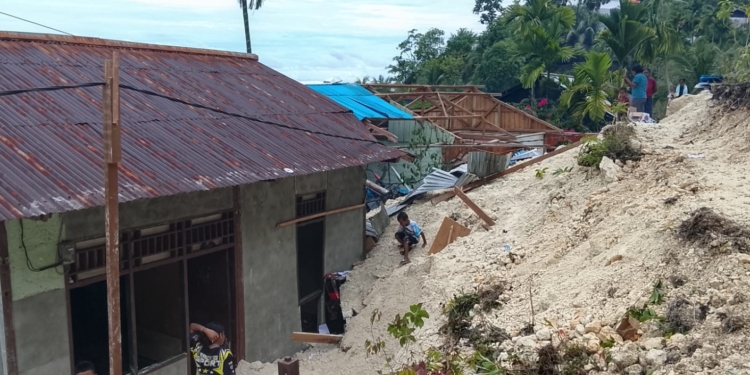 Longsor Terjang Kampung Sarawandori Satu Kepulauan Yapen, Dua Rumah Rusak Berat