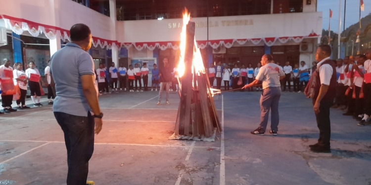 Penutupan OSPEK Mahasiswa di STISIPOL Silas Papare Jayapura, Di Tandai Dengan Penyalaan Api Unggun