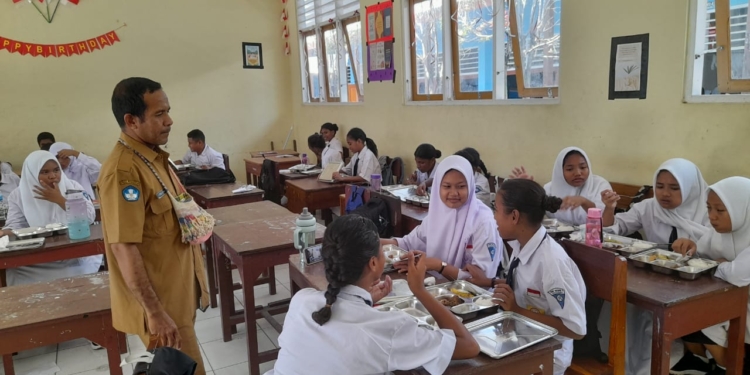 1.146 Siswa SMPN 9 Jayapura Menikmati Makan Bergizi Gratis