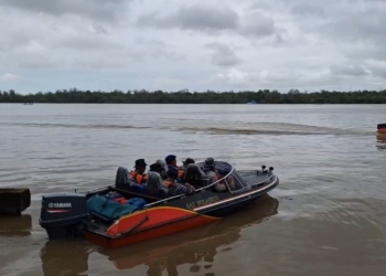 Tabrak Kayu Saat Melintasi Sungai, Perahu Katiting Bermuatan 7 Orang Terbalik