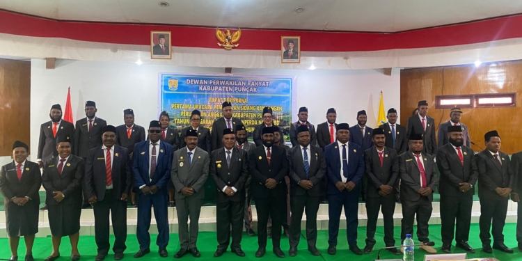 Bupati Elvis Tabuni Sampaikan Nota Keuangan RAPBD Perubahan 2025 di Sidang Paripurna DPRD Puncak