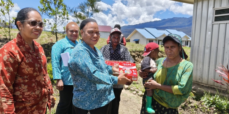 Pelukan Kepedulian Ditengah Konflik, TP-PKK Kabupaten Puncak Salurkan Bansos untuk Warga Omukia di Distrik Gome
