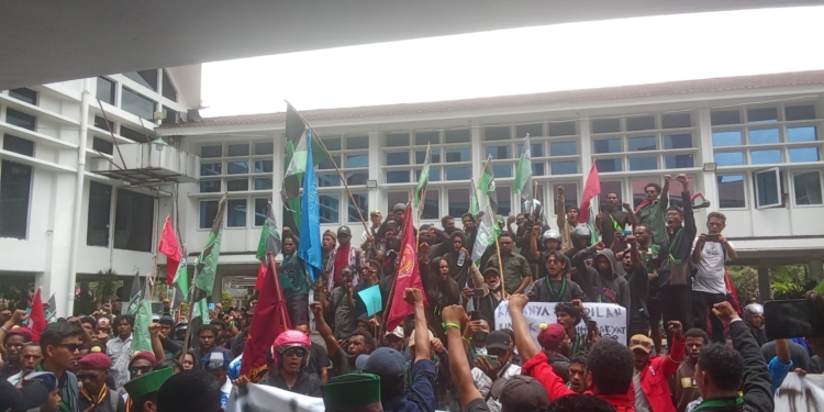 Cipayung Plus Gelar Aksi Damai, Bawa Spanduk Bertuliskan “RIP Indonesia dan Pajak Naik Rakyat Menjepit Pejabat Buncit”