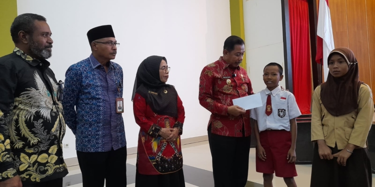 Siswa Kurang Mampu Terima Bantuan Pendidikan Program Jayapura Cerdas