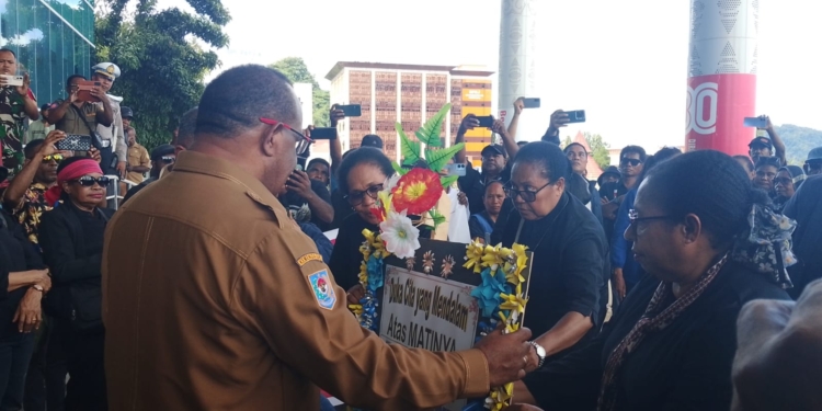 Datangi Kantor Gubernur, Ratusan Warga GKI Soroti Sejumlah Pelanggaran Saat Pelaksanaan PSU Papua