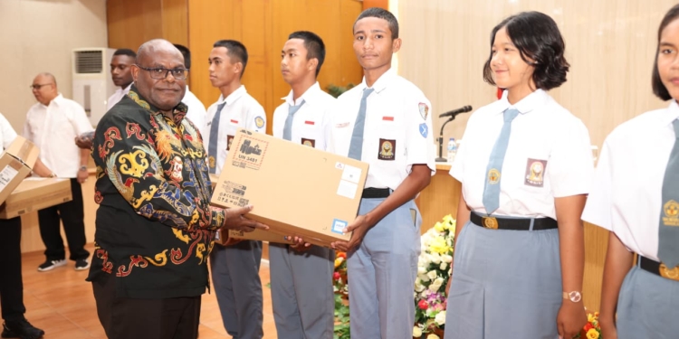 Dorong Anak Papua Raih Cita-Cita, Gubernur Meki Nawipa Serahkan Laptop Ke 9 Anggota Paskibraka Asal Mimika