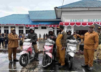 Bupati Deiyai Memberikan 3 Sepeda Motor Kepada Pemenang Panjat Pinang
