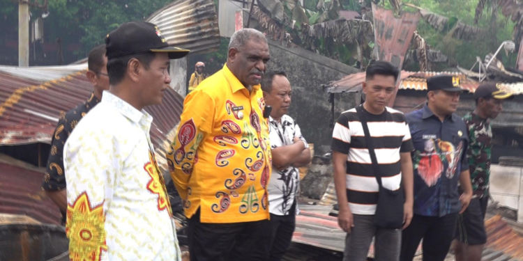 Wali Kota Jayapura Kunjungi Lokasi Kebakaran di Dok V Bawah Kelurahan Mandala