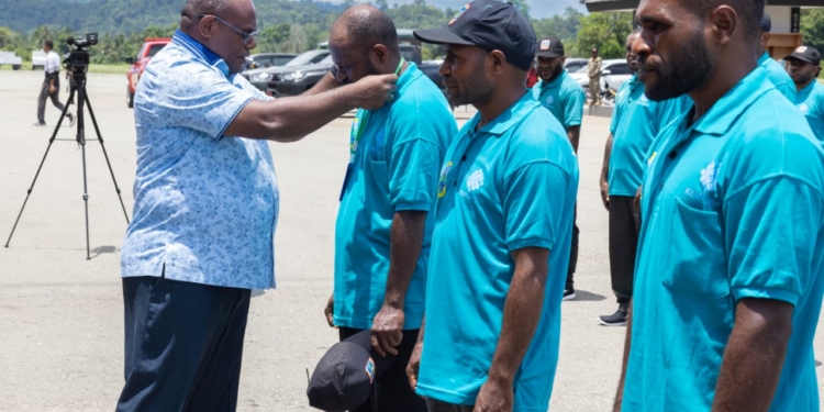 Tekan Pengangguran, Gubernur Papua Tengah Lepas 120 OAP Ikuti Pelatihan Tenaga Kerja ke Luar Daerah