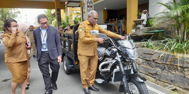 Wali Kota Jayapura Terima Bantuan Motor Sampah dari Program CSR Bank BRI, Harap Kerjasama Berlanjut
