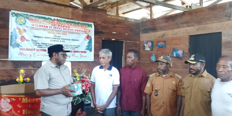 Tiba di Kampung Bias, Bupati Piter Launching Bantuan Dana Otsus 1 Miliar ke 10 Gereja di Keerom, Papua