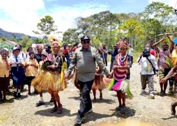 Kunjungi Kampung Towe Hitam, Bupati Keerom Serahkan Bantuan dan Ajak Masyarakat Jaga Persatuan