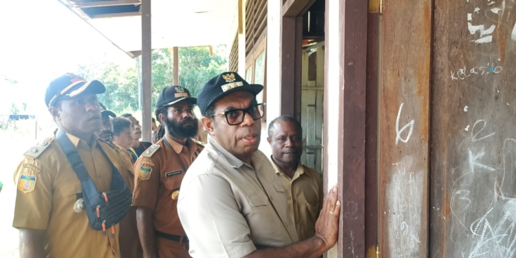 Tinjau SD Negeri Bias, Bupati Keerom Janji Tahun Depan Bangun Sekolah Permanen dan Rumah Guru