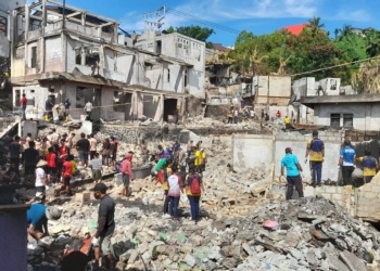 Wakil Walikota Bersama Warga Kerja Bakti Bersihkan Lokasi Kebakaran Di Kelurahan Mandala