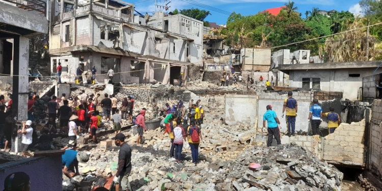 Wakil Walikota Bersama Warga Kerja Bakti Bersihkan Lokasi Kebakaran Di Kelurahan Mandala