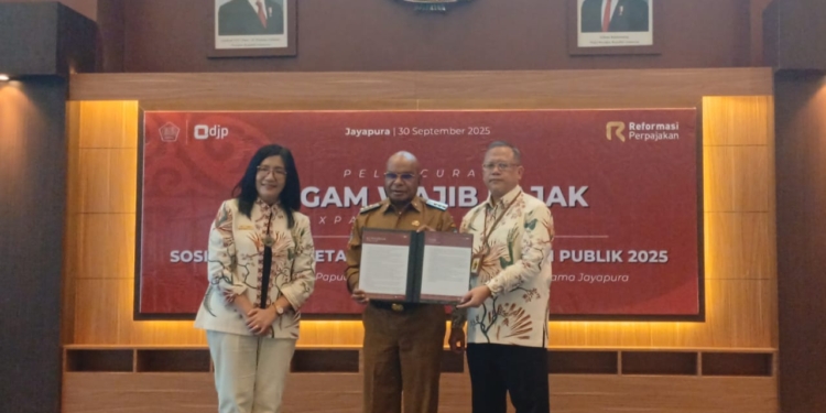 Bupati Puncak Elvis Tabuni Terima Penghargaan Wajib Pajak