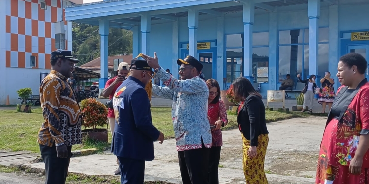 Bupati Puncak Elvis Tabuni Tiba Di Bandara Enarotali, Hadiri Perayaan HUT ke-29 Kabupaten Paniai