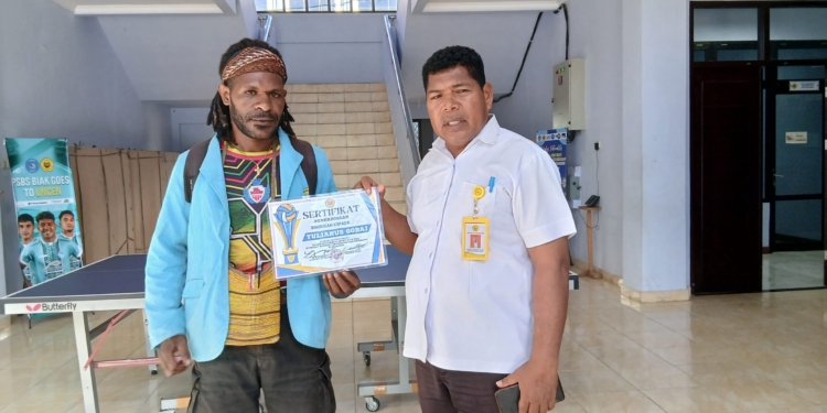 Mahasiswa FIK Uncen, Yulianus Gobai Raih Juara I Lomba Wasit Bola Voli Dies Natalis Uncen