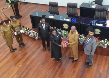 Ketua MRP Papua Menyerahkan Aspirasi Orang Asli Papua Kepada Gubernur Matius Fakiri