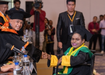 Kepala BKPSDM Papua Tengah, Denci Meri Nawipa Raih Gelar Magister Manajemen Cumlaude di UNIYAP