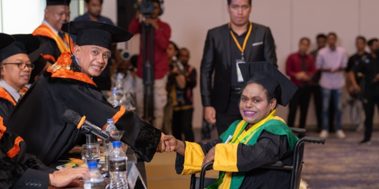 Kepala BKPSDM Papua Tengah, Denci Meri Nawipa Raih Gelar Magister Manajemen Cumlaude di UNIYAP