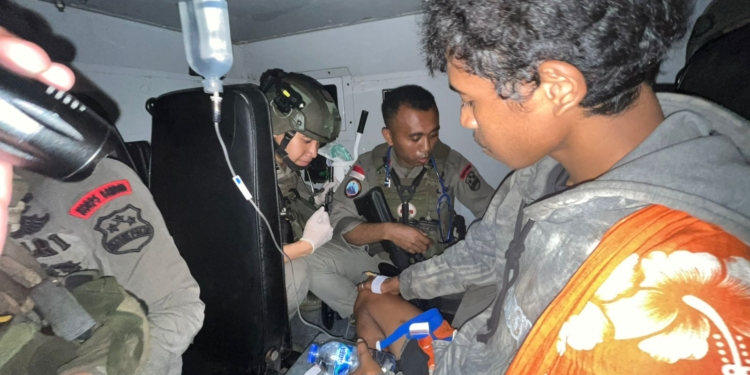 Polri dan TNI Evakuasi Korban Selamat dan Jenazah Korban Aksi KKB di Seradala, Yahukimo