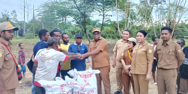 Bupati Piter Launching Pemberian Bantuan Bibit Ikan Lele dan Pakan Kepada Kelompok Masyarakat di Keerom