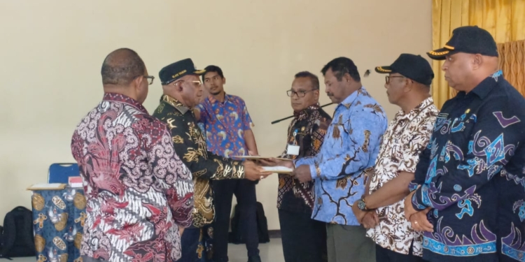 Serahkan Dokumen Perubahan Anggaran 2025, Bupati Elvis Tabuni Tegaskan Integritas Dan Percepatan Kerja