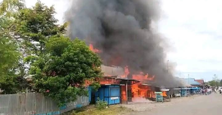 Belasan Kios di Pasar Lama Dekai Terbakar, Warga Panik Selamatkan Dagangan