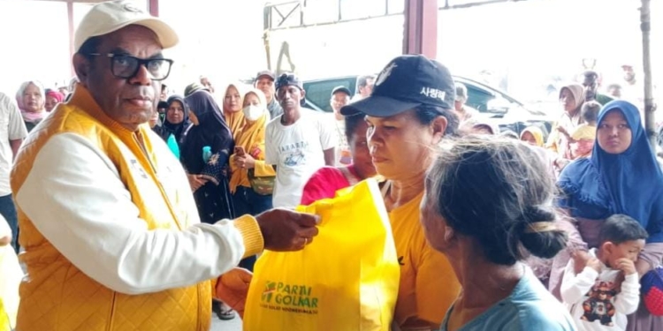 DPD Partai Golkar Keerom Gelar Pasar Murah, Ratusan Warga Berebutan Beli Sembako Dengan Harga Murah